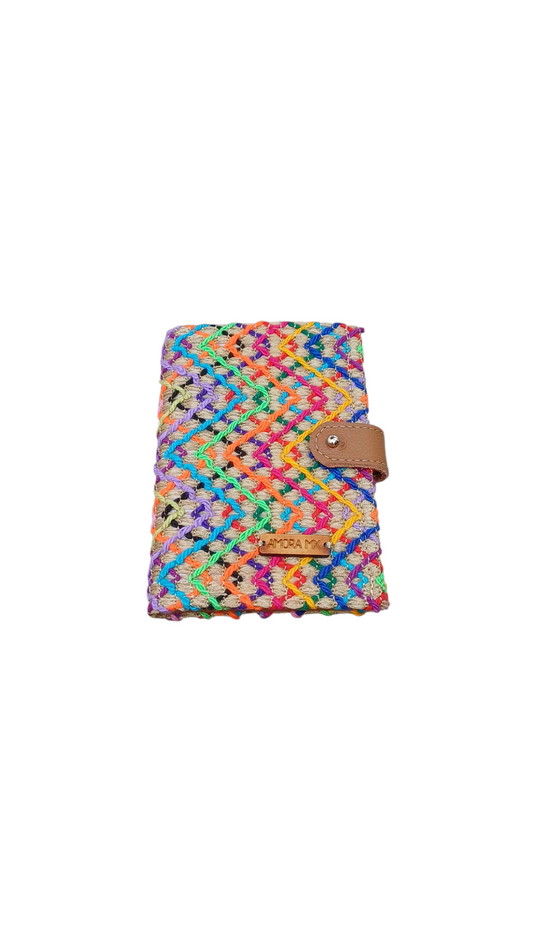 Porta Pasaporte Fondo Beige con Grecas Multicolor🌈